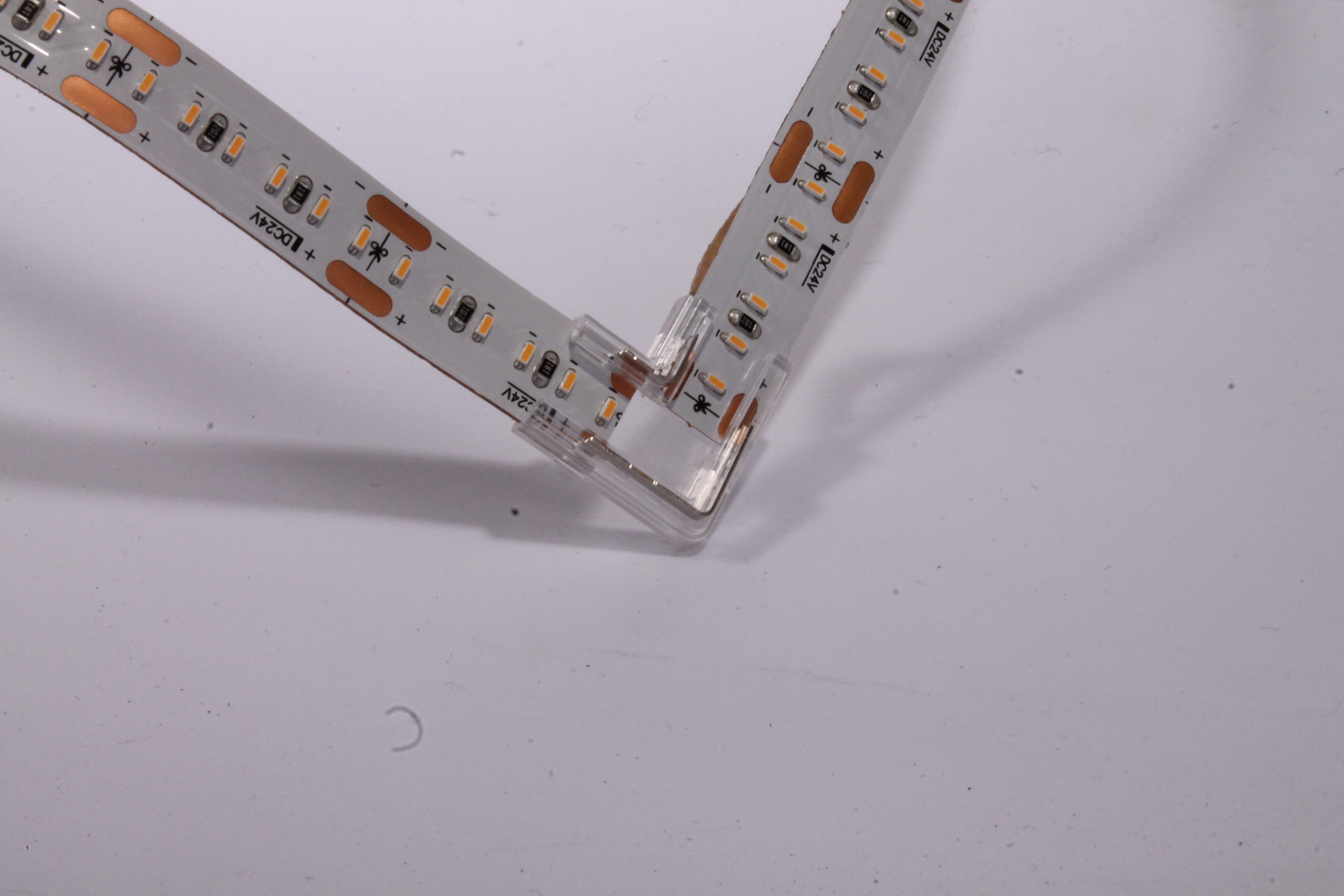 Connector Clip transparant voor 10mm LED strip van strip naar strip met  hoek 90°