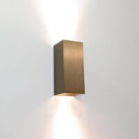 Wandlamp 2xGU10 6,6x6,6 H15,4 licht brons aan